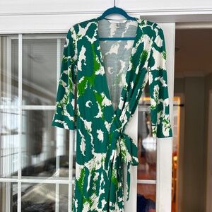 Diane Von Furstenberg Vintage Size 14 Mini Julian Silk Green floral Wrap Dress